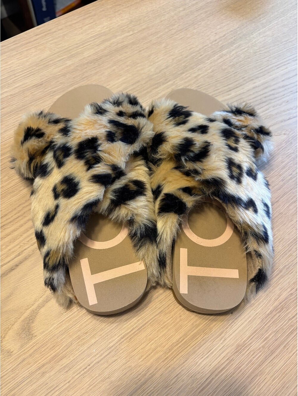 TOMS Leopard Faux Fur Slide Sandals Women’s Size 10 Fuzzy Animal Print